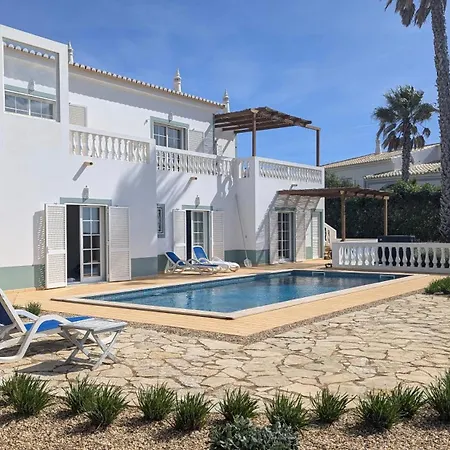 Stunning With Pool & View Near *