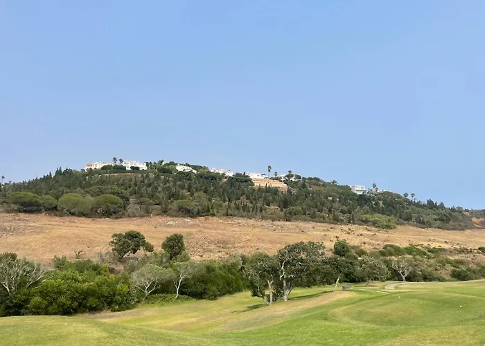 Stunning With Pool & View Near *