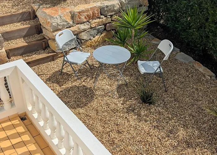 Stunning With Pool & View Near *